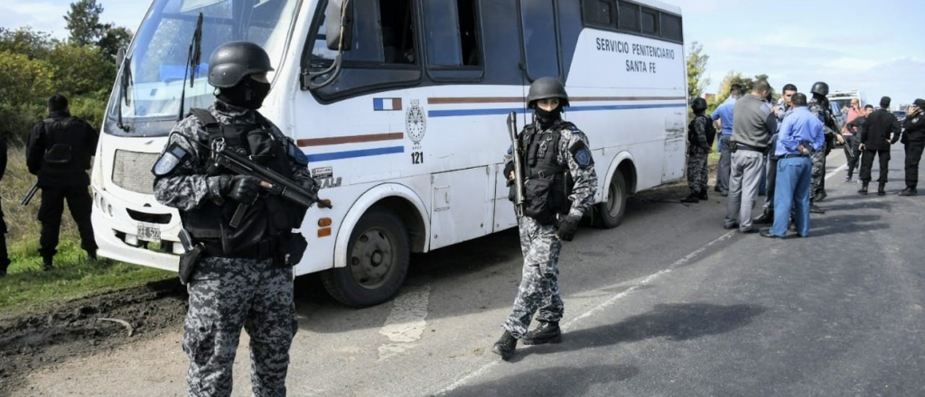 Un móvil con presos fue emboscado en Rosario y hay cinco fugados