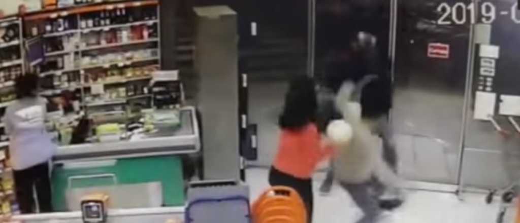 Video: quiso robar un s&uacute;per chino y los due&ntilde;os le pegaron con melones