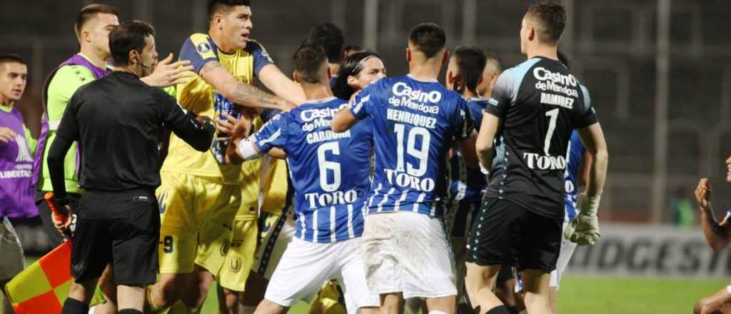 Fotos y video: pelea e incidentes entre jugadores en Tomba - Concepci&oacute;n