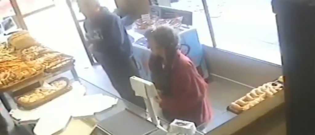 Video: un policía baleó a un ladrón durante un asalto en una panadería
