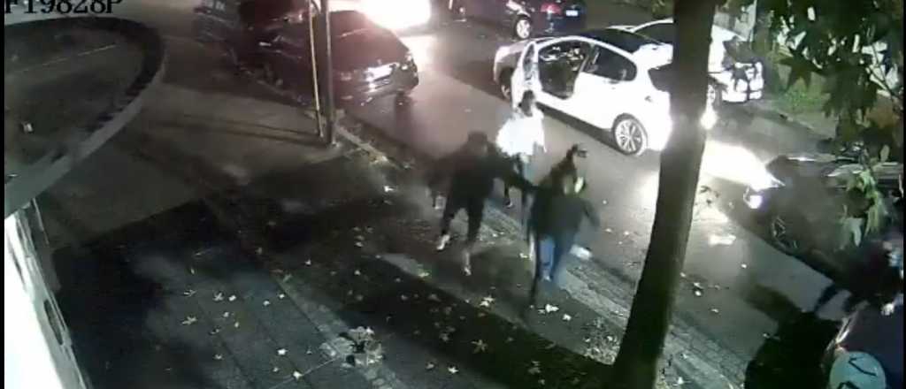 Video: quisieron secuestrar a un mujer y largaron a su perrito del auto