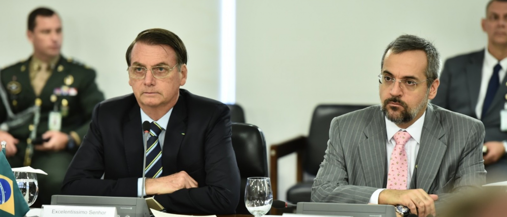 El ministro de educación de Bolsonaro explicó el recorte con chocolates