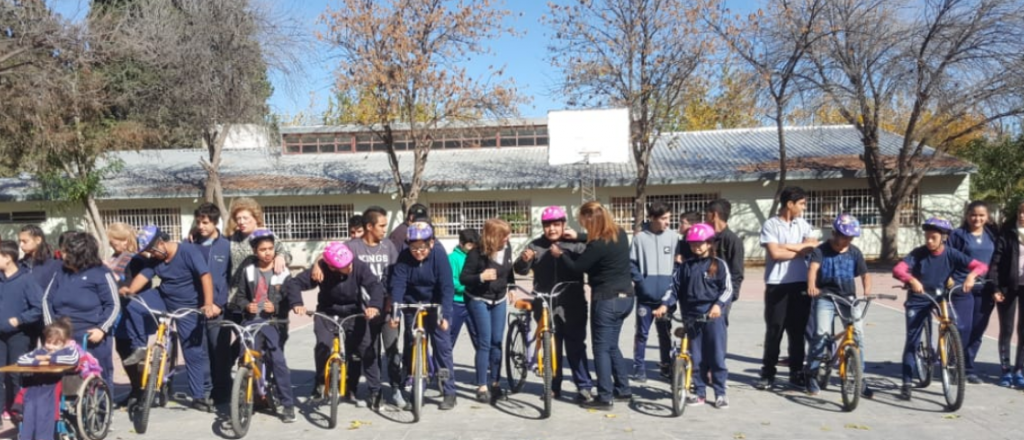 Entregaron bicicletas a alumnos de Maipú y Rivadavia 