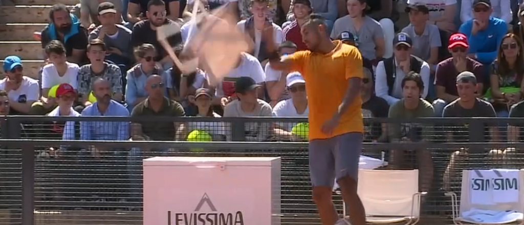 Video: Kyrgios enloqueci&oacute;, tir&oacute; una silla y fue descalificado de Roma