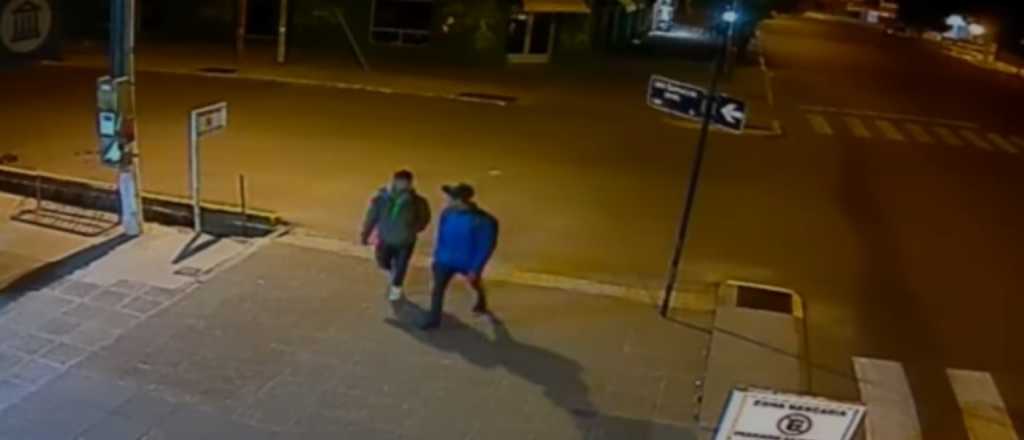 Video: así rompieron la vidriera de un local de La Consulta y escaparon