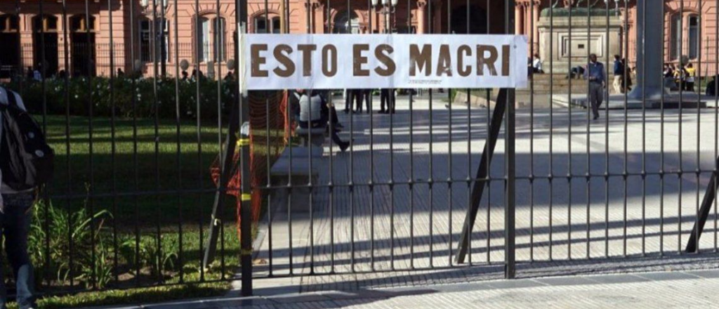 Un hombre hizo un cartel contra Macri utlizando su material fecal