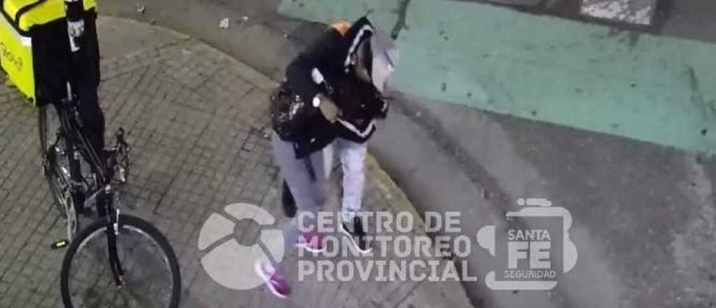 Video: un trapito atacó a golpes a una mujer en Rosario y nadie la ayudó