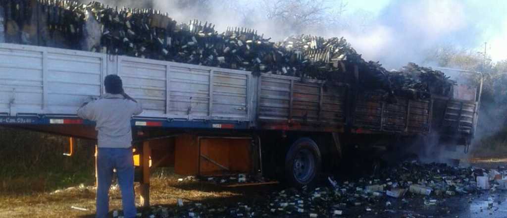 Un camión que transportaba vino volcó en Luján