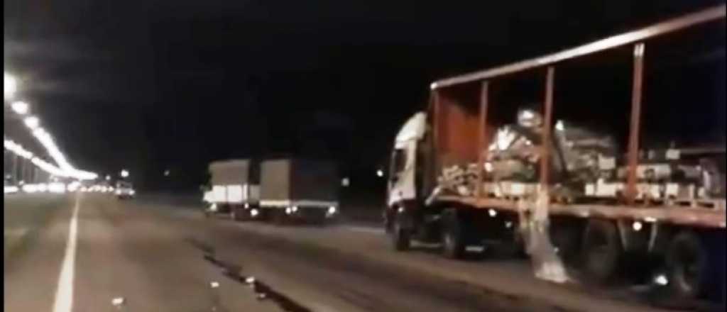 Un camión que transportaba vino volcó en Luján