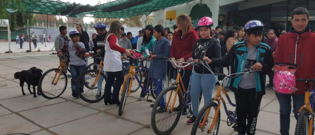 Entregaron bicicletas en una escuela de Las Heras