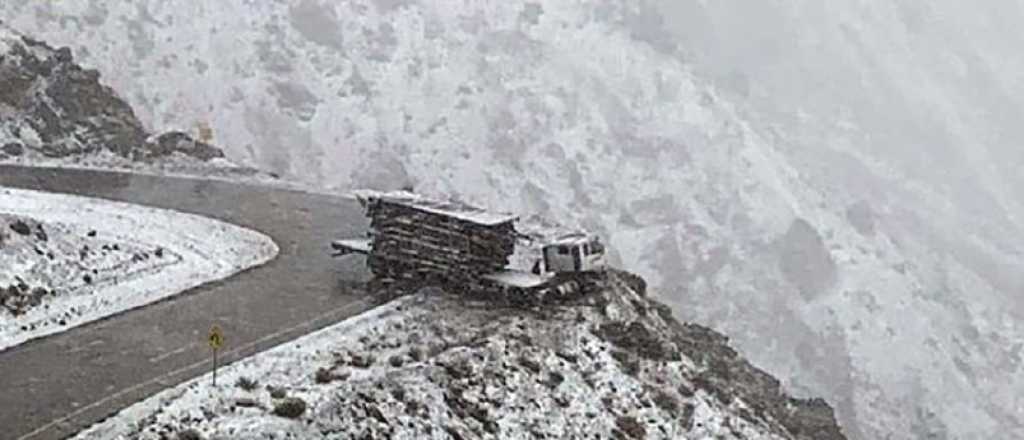 Video: un camión se salvó de caer al vacío en Alta Montaña