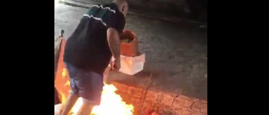 Video: dormían en la calle y fueron incendiados y filmados