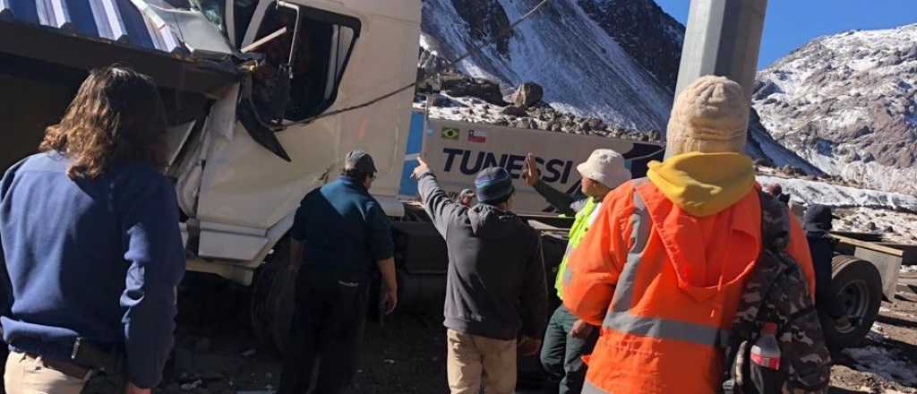 Un cami&oacute;n se qued&oacute; sin freno y choc&oacute; contra los ba&ntilde;os de Los Libertadores