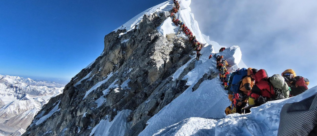 Congestión y muerte en el Everest: hay 250 alpinistas atascados en la cumbre