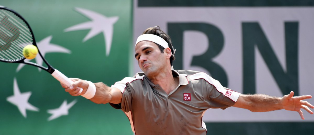 Federer gana sin apuros a Sanogo en su regreso a Roland Garros