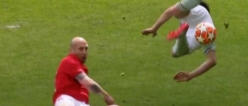 Video: terrible patada en un amistoso de veteranos en Europa