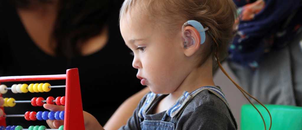 Anunciaron la creación de un banco de audífonos para bebés en Mendoza