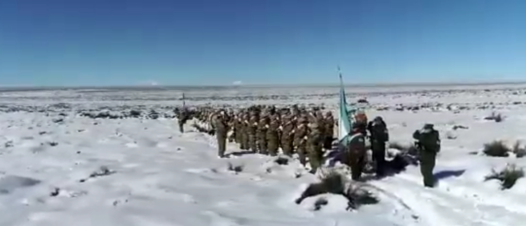 Video: el Ejército y su interpretación del himno en la Laguna del Diamante