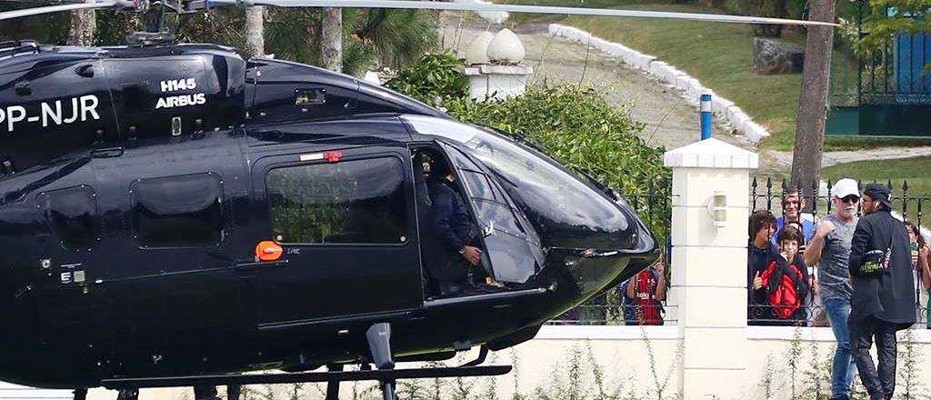 ¿Excéntrico yo? Neymar llegó a la concentración de Brasil en helicóptero