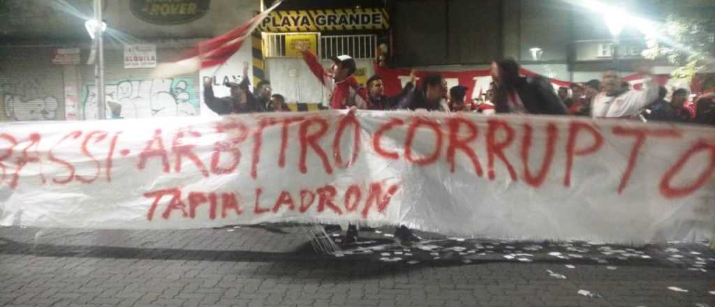 Los hinchas de San Martín protestaron en la puerta de la Liga Mendocina