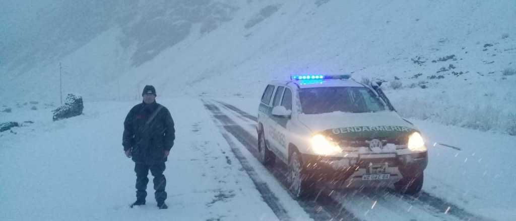 Fotos y videos: cerraron el Paso por intensas nevadas en Alta Monta&ntilde;a