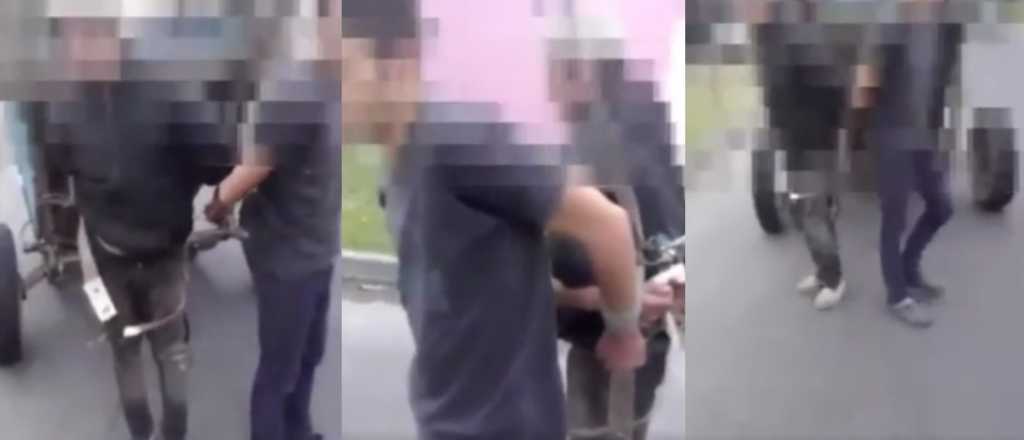 Video: un hombre torturó a dos cartoneros que robaban canastos