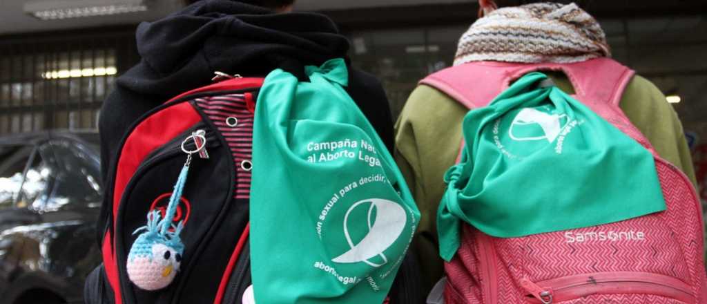 Amonestaron a 9 alumnas por llevar el pañuelo verde al colegio