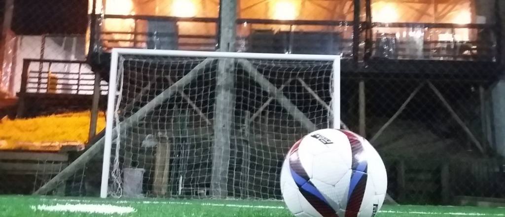 Video: se enojó durante un "fulbito" y quiso hacer justicia con una katana