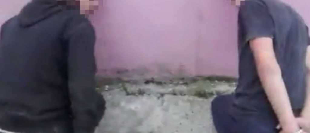 Video: un hombre torturó a dos cartoneros que robaban canastos