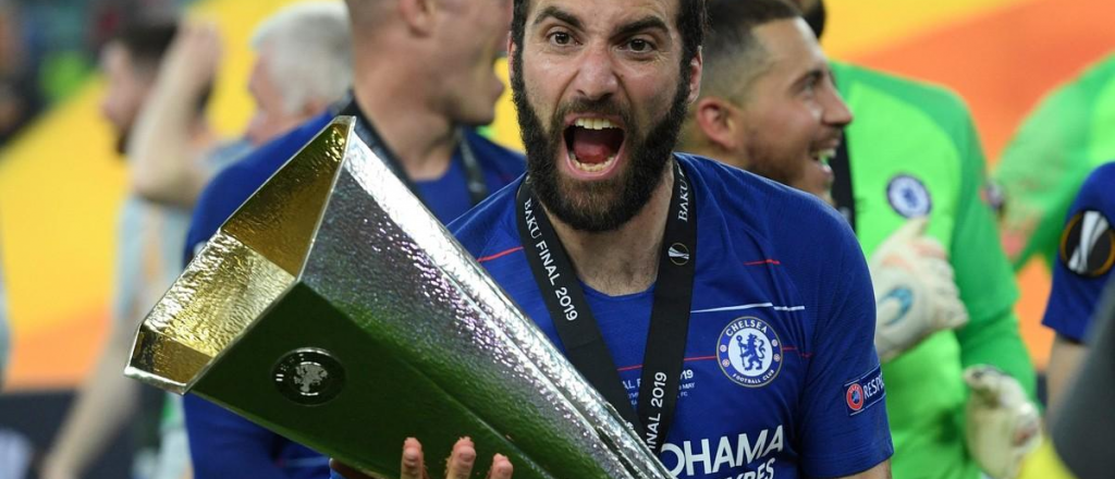 Tras pelearse en una pr&aacute;ctica con David Luiz, Higua&iacute;n lo llen&oacute; de besos