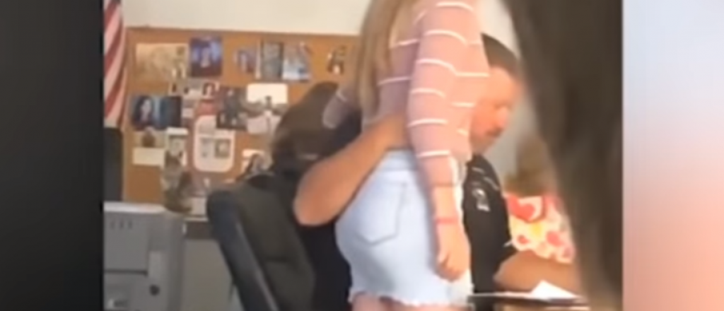 Video: un profesor manose&oacute; a una alumna y fue escrachado