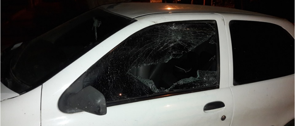 Video: rompe autos con piedras en la Zona Este