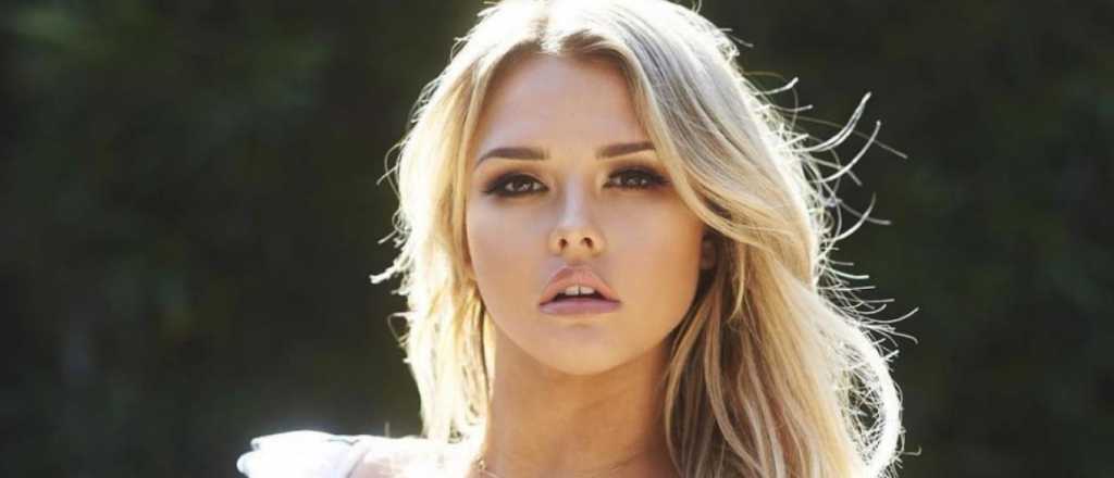 &iquest;Qui&eacute;n es la sensual rubia que invadi&oacute; una cancha europea?