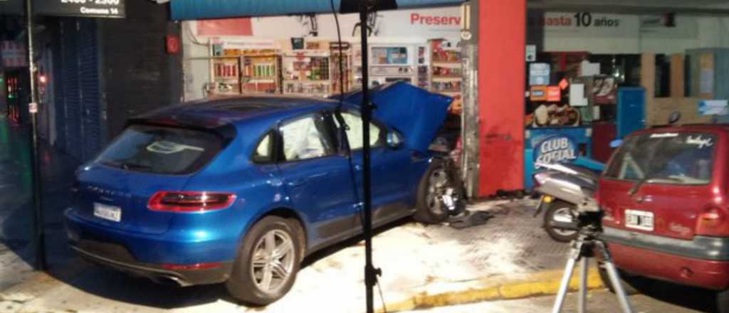 Un chico de 15 años chocó un Porsche contra un kiosco