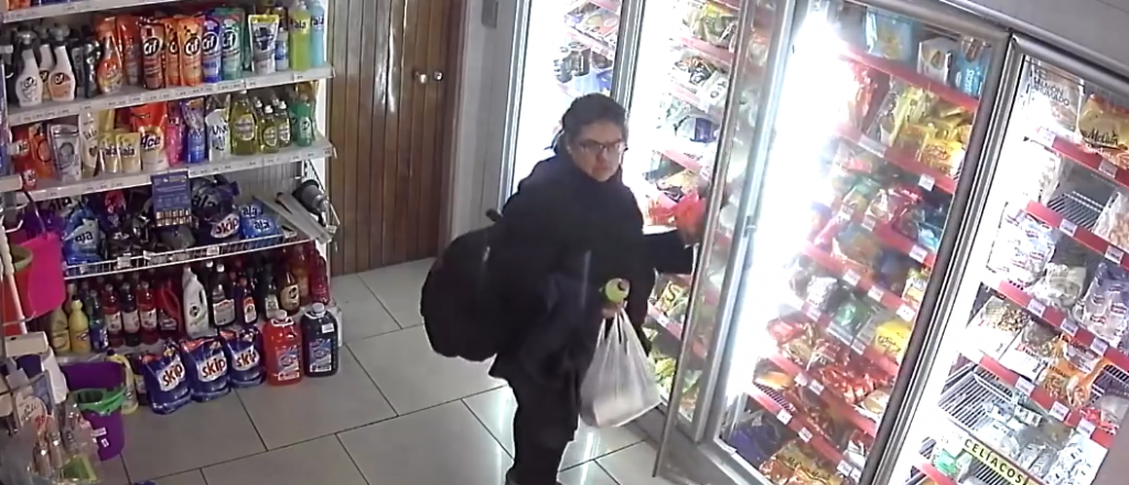 Video: fue filmada robando en un conocido negocio de Godoy Cruz