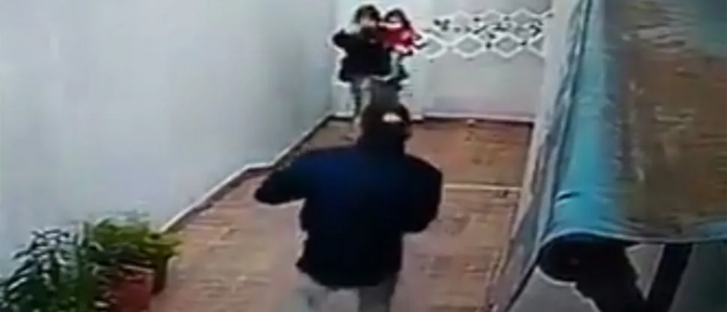 Video: una pareja asaltó y torturó a dos ancianas con un bebé en brazos