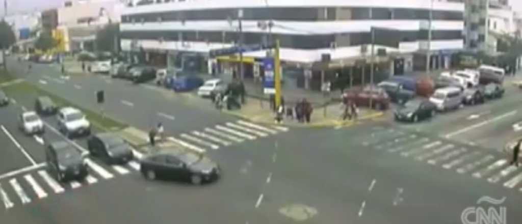 Video: una maestra giró en U, subió a la vereda y arrolló a 5 alumnos