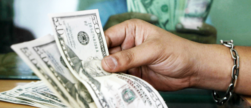 El dólar blue se desploma y cerró casi en $1.000