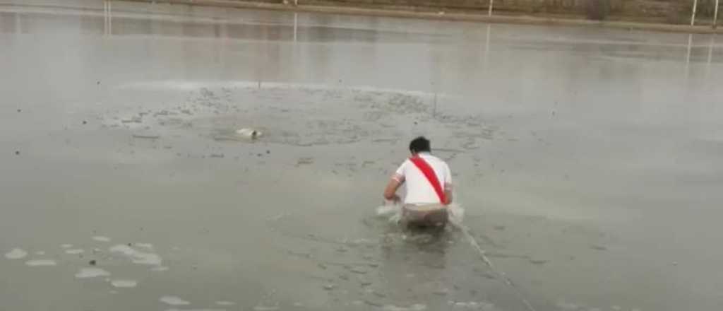 Video: el argentino que salv&oacute; a un perro de una laguna congelada