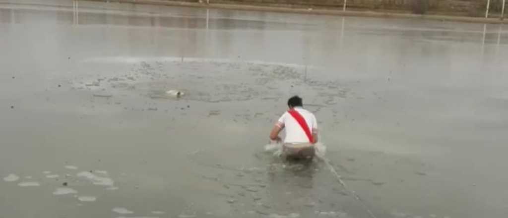 Video: el argentino que salvó a un perro de una laguna congelada