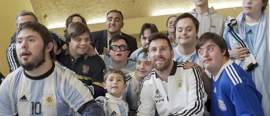 Messi y el plantel argentino recibieron a chicos con capacidades especiales
