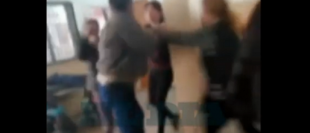 Video: padres atacaron a docente acusado de abusar de alumnas de 12 años
