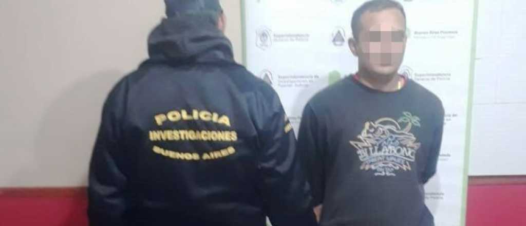 Polic&iacute;as disfrazados de jugadores detuvieron a un hombre durante un partido