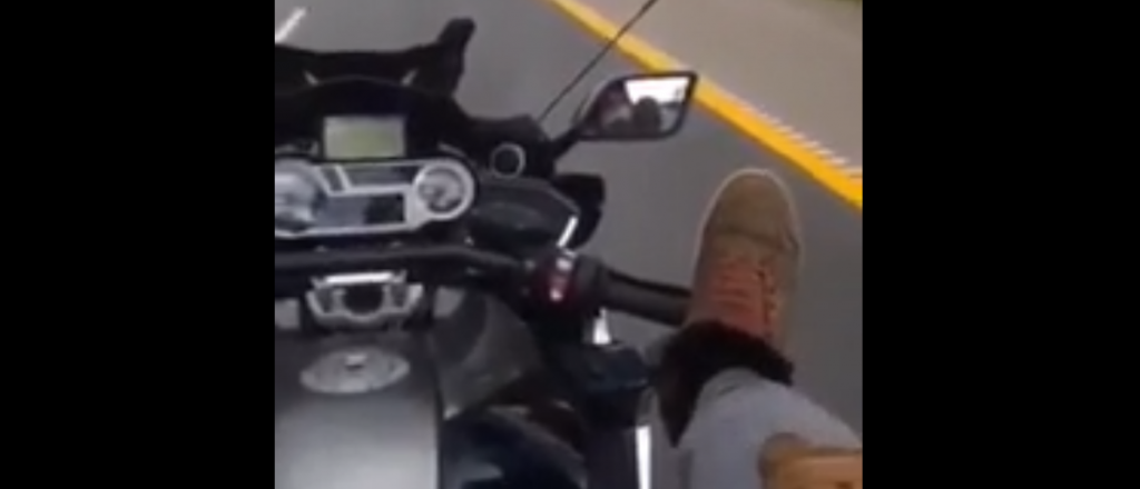 Video: manejaba su moto con los pies y murió al chocar contra un auto