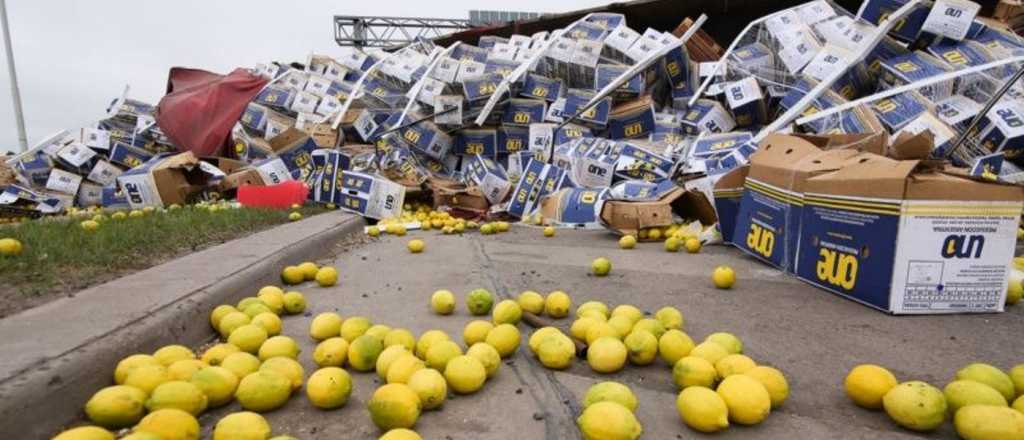 Video: volcó un camión con 30 mil kilos de limones y lo saquearon