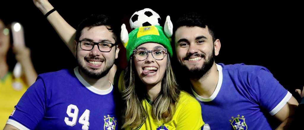 Video: un hincha se quedó dormido en el partido de Brasil 