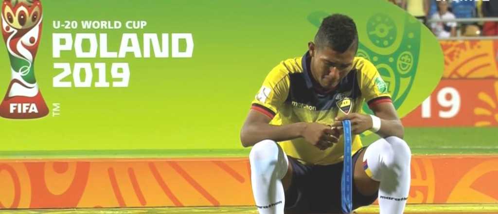 La emoción de un jugador de Ecuador al recibir la medalla del tercer puesto
