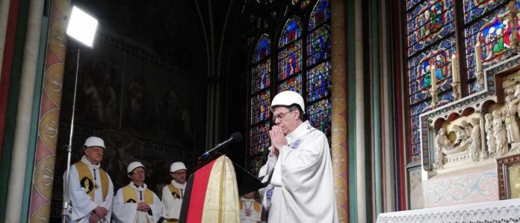 Tras el incendio, celebraron la primera misa con cascos en Notre Dame