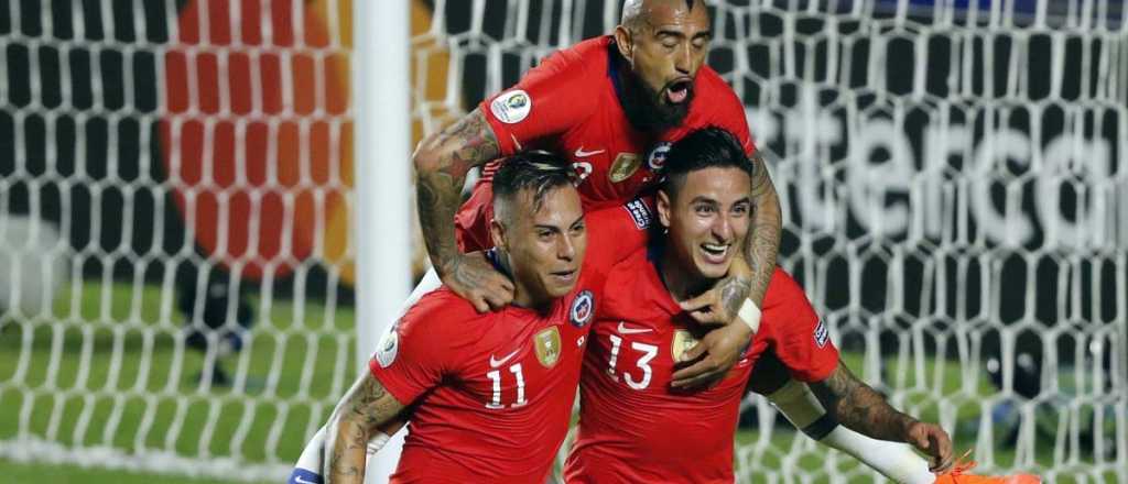 Chile comenzó la defensa del título goleando a Japón