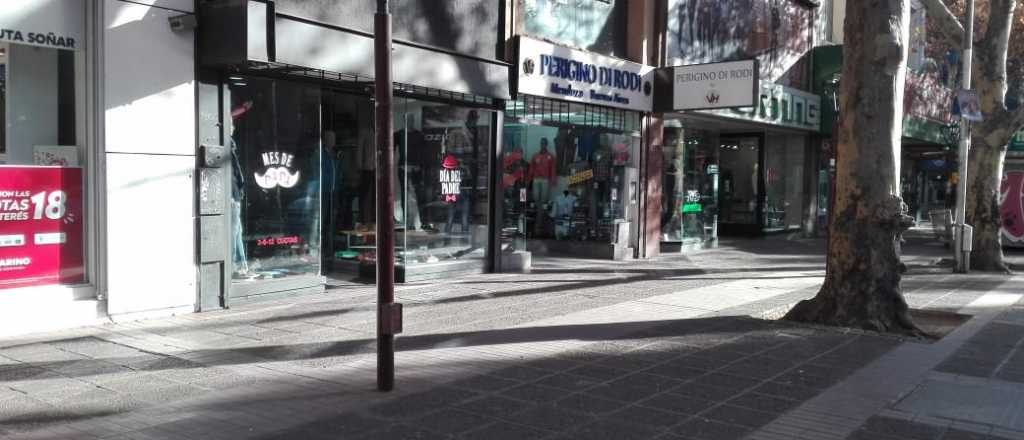 Negocios abiertos pero poco movimiento en el centro de Mendoza